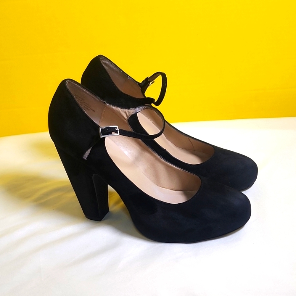 Nine West women heels color black size 8